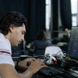 Read more about the article Editor Benjamin Tech Guru keezy.co :Tech Trends and Innovations