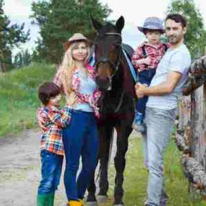 Read more about the article Famous Parenting Chelsea Acton:Balancing Work and Relationships